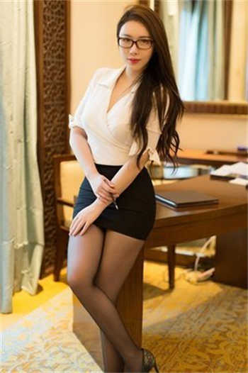 顾依依慕靳辰秦婉