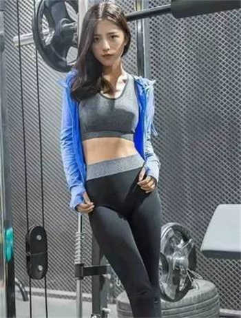 高中母犬梁依
