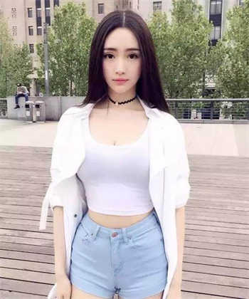 女员工和老板办公室打扑克