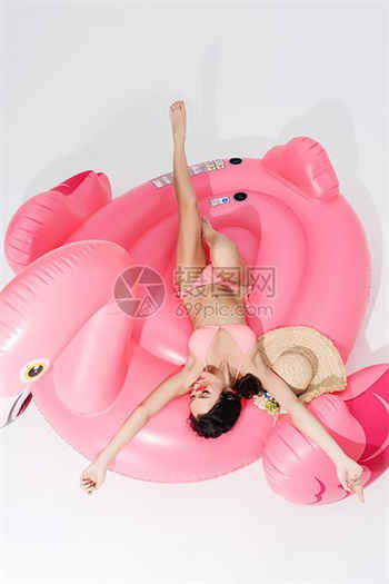 售楼部女销售为冲业绩