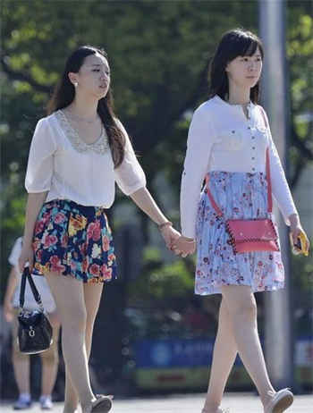 现代一女多夫