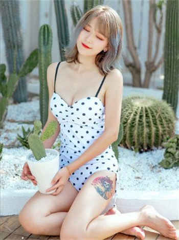 瑜伽劈叉图片