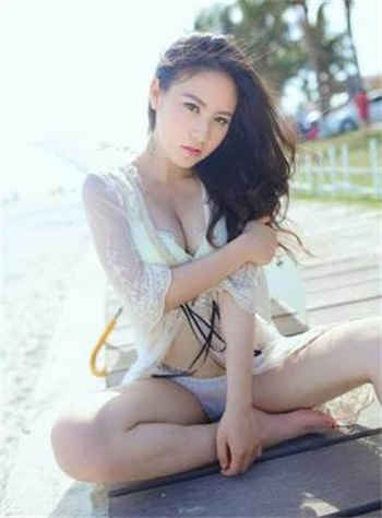手不安分的探进她的礼裙