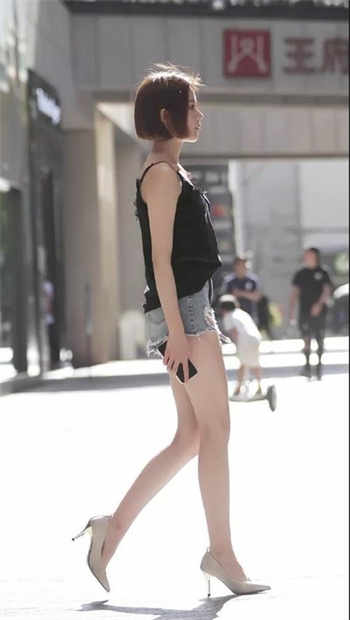 女子与两只狗发生性行为