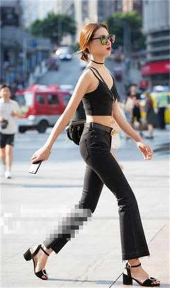 监控实拍女子大小便