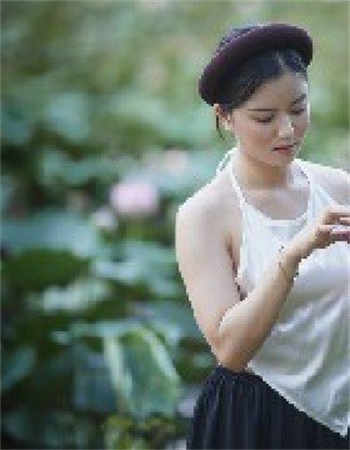 旗袍女神背后一辆车
