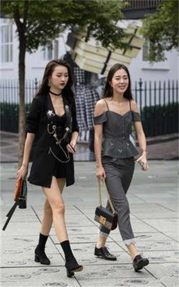 丈夫不在家狗狗和我玩